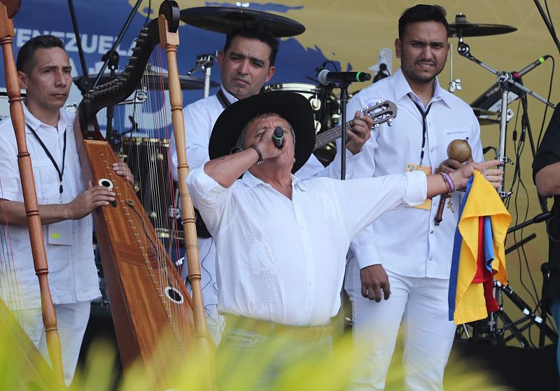 El cantautor colombiano El Cholo Valderrama actúa durante el concierto 'Venezuela Aid Live'