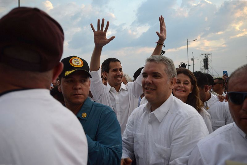 El presidente del Parlamento de Venezuela, Juan Guaidó, que se declaró gobernante interino, ha acudido al concierto 'Venezuela Aid Live' cuando estaba en su fase final