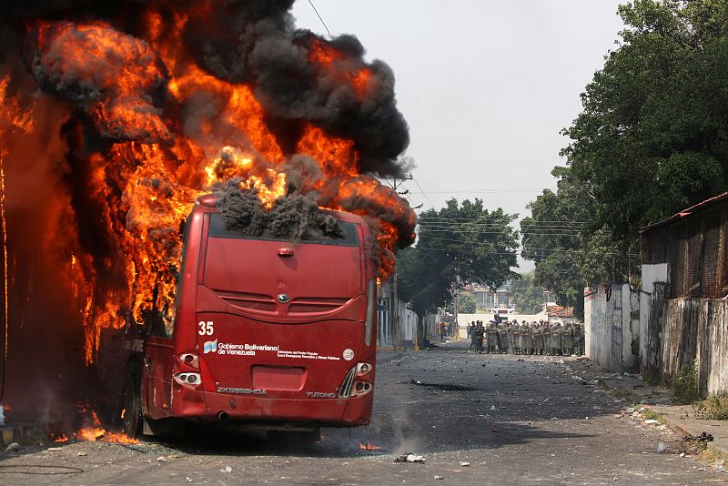 Un autobúses incendiado por los manifestantes en Ureña, Venezuela.