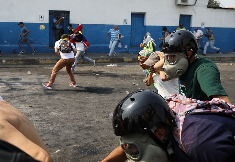 Numerosos manifestantes huyendo de las fuerzas de seguridad en Ureña, Venezuela.