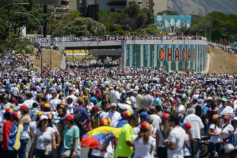 Los partidarios del líder opositor venezolano, Juan Guaidó, participan en una concentración en Caracas