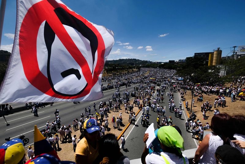 Los partidarios del líder opositor venezolano, Juan Guaido, participan en una concentración en Caracas