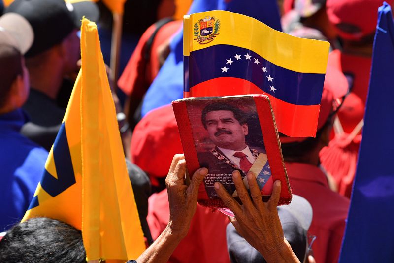 Seguidores de Nicolás Maduro se manifiestan en Caracas en contra de la entrada de ayuda humanitaria