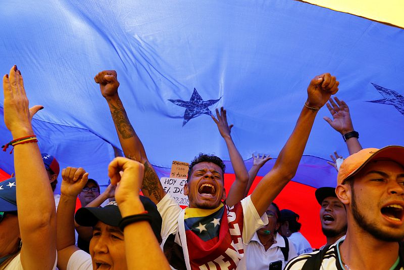 Seguidores de Juan Guaidó salen a la calle en Caracas para pedir a Maduro que permita la entrada de la ayuda humanitaria