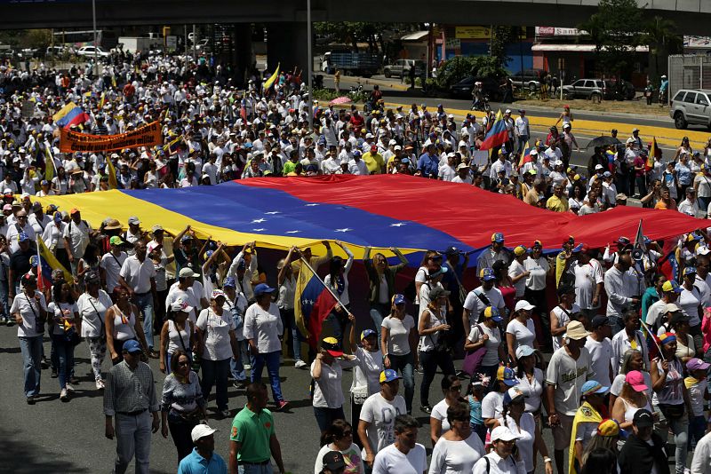 Seguidores de Guaidó salen a la calle en Caracas para pedir que pase la ayuda humanitaria