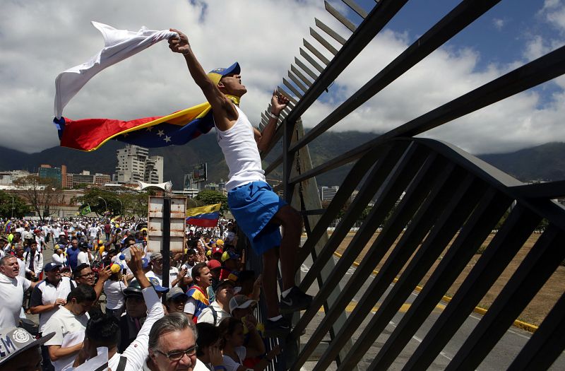 Seguidores del líder opositor Juan Guaidó se manifiestan en Caracas