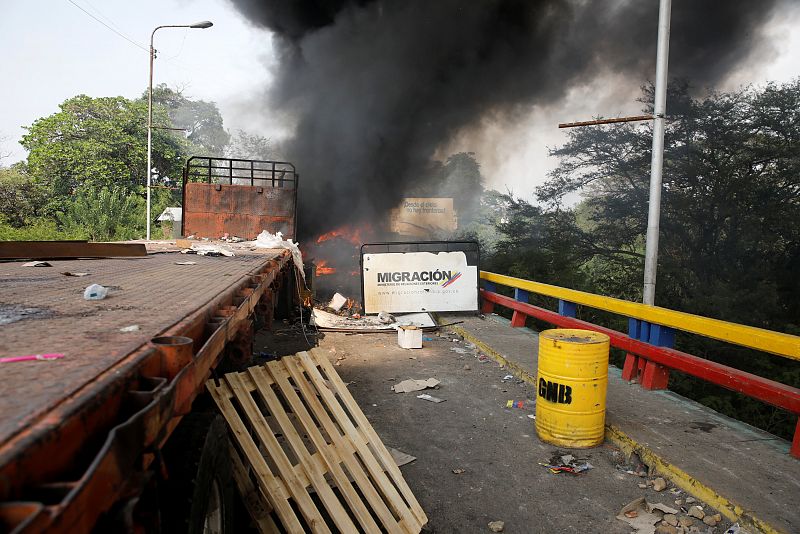 Queman uno de los camiones con ayuda humanitaria en el puente de Francisco de Paula Santander