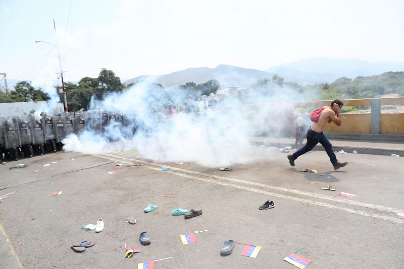 La Policía venezolana lanza gases lacrimógenos contra los cientos de civiles apostados en el Puente Internacional Simón Bolívar