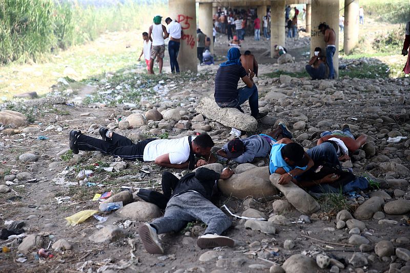 Varios manifestantes descansan bajo el puente de Simón Bolívar