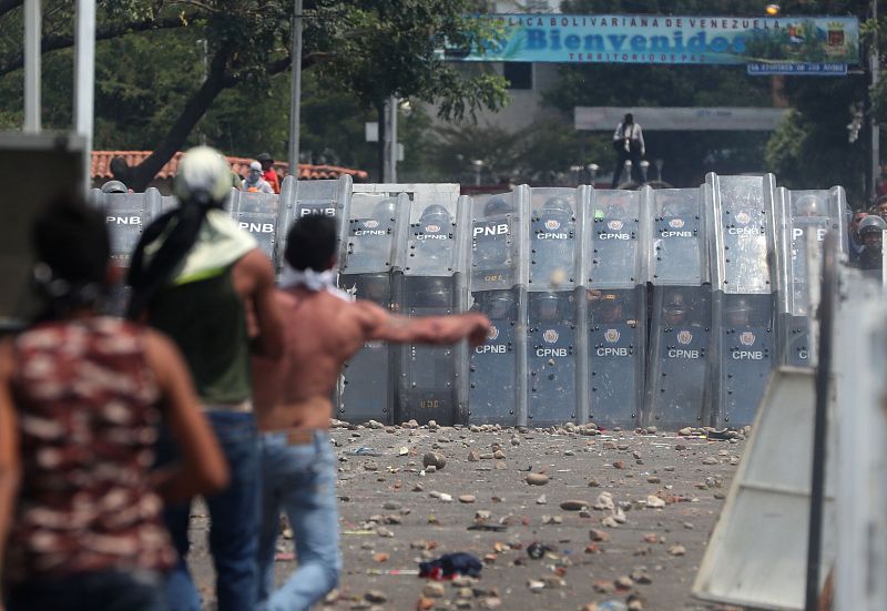 Ciudadanos se enfrentan con la Policía venezolana en el Puente Internacional Simón Bolívar en Cúcuta