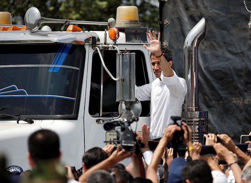 Juan Guaidó subido a uno de los camiones cargados de ayuda humanitaria en la ciudad colombiana de Cúcuta