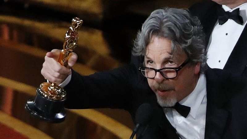 Peter Farrelly, director de 'Green Book', con el Oscar a mejor guion original. 