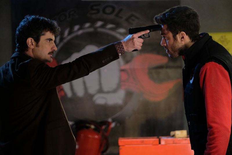 Álvaro Soler a punta de pistola