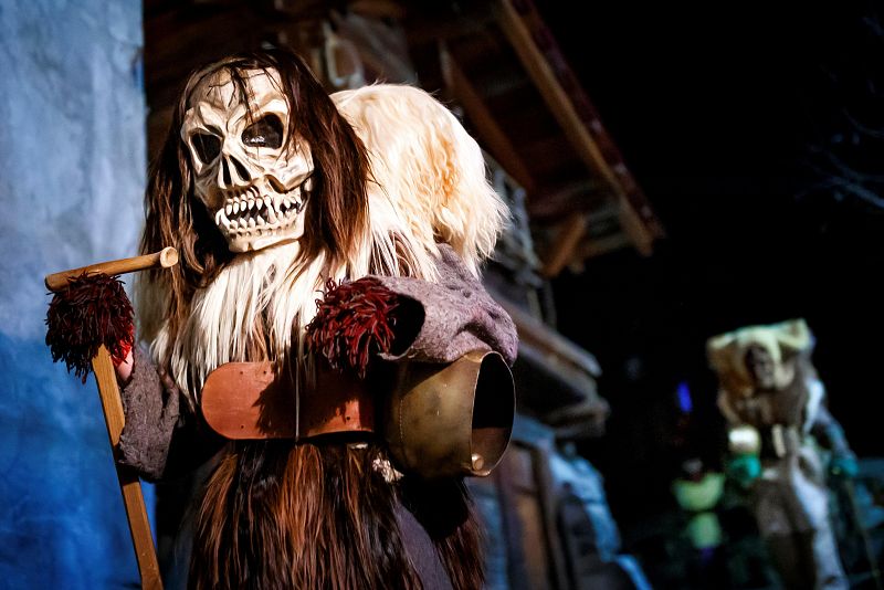 Varias personas disfrazadas caminan por las calles de Blatten, en el valle de Lotschental, en el suroeste suizo