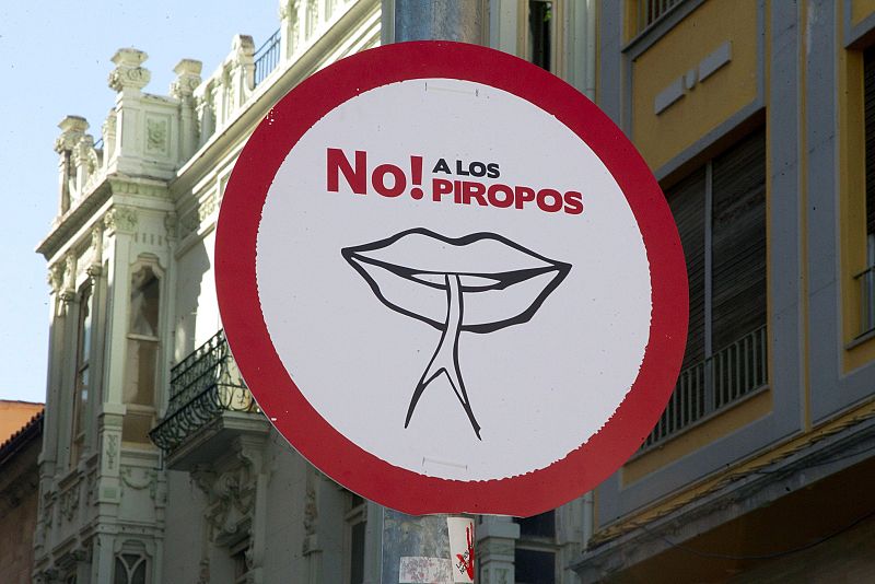 Un cartel en el que se lee "No! A los piropos" a modo de señal de tráfico de prohibición forma parte de la campaña contra el machismo "Zamora libre de machotes" que se desarrolla en la ciudad durante las fiestas de Carnaval