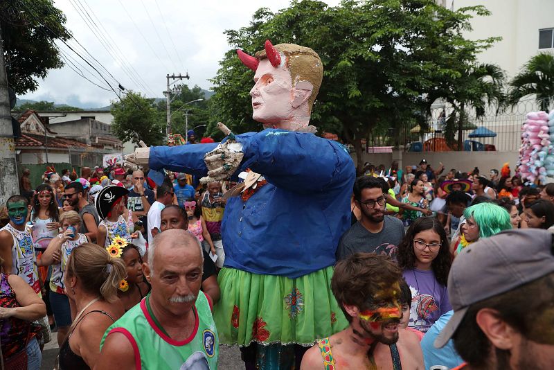 La comparsa de Carnaval 'Loucura Suburbana', formada por pacientes, empleados y amigos del hospital psiquiátrico Instituto Municipal Nise da Silveira desfilan con un muñeco que representa al alcalde de Río Marcelo Crivella