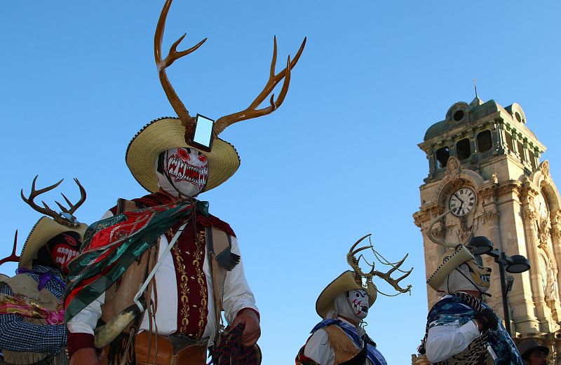 Habitantes desfilan con trajes típicos por las principales calles de Pachuca, capital del estado de Hidalgo, en el evento "La Magia del Carnaval"