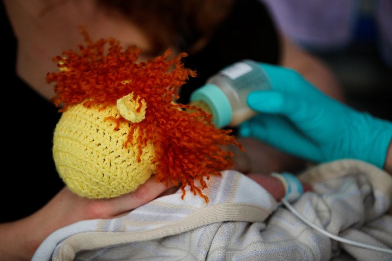 El viernes de carnaval ha sido muy especial en la unidad de Neonatología del Hospital Clínic, de Barcelona, porque los pequeños pacientes han amanecido disfrazados de leones, jirafas, caracoles y mariquitas