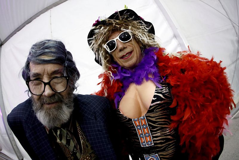 Los madrileños empiezan a vivir el carnaval antes del pregón que protagonizan Aviador Dro y sus obreros especializados en el Parque de Berlín