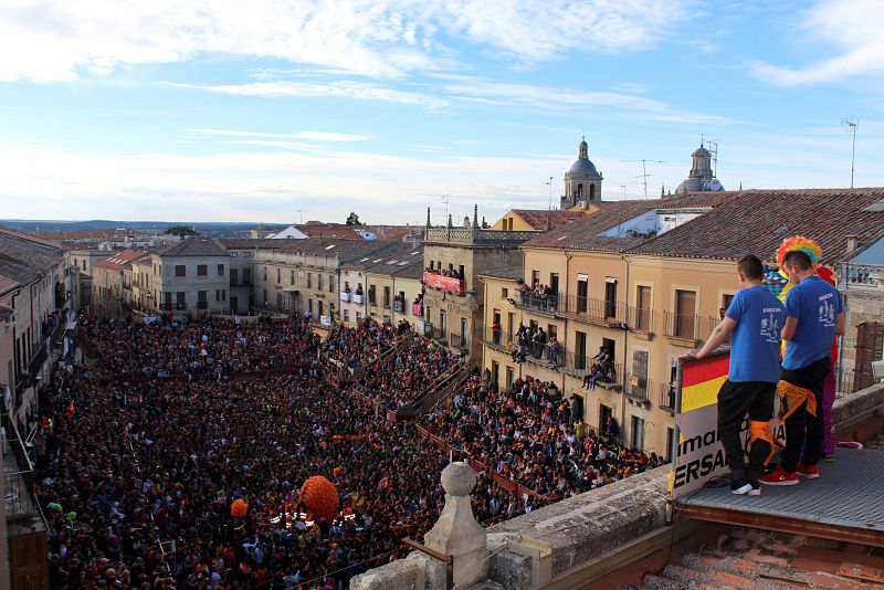 El Campanazo, que marca el inicio del Carnaval del Toro de Ciudad Rodrigo (Salamanca), reúne a más de 7.000 personas en la plaza Mayor de la localidad