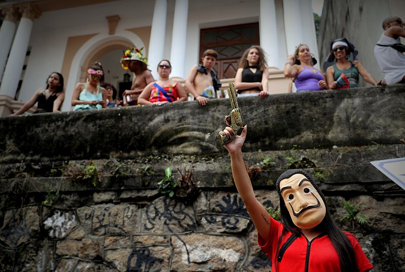 Integrantes de la comparsa Carmelitas desfilan en el turístico barrio de Santa Teresa, en el centro de Río de Janeiro