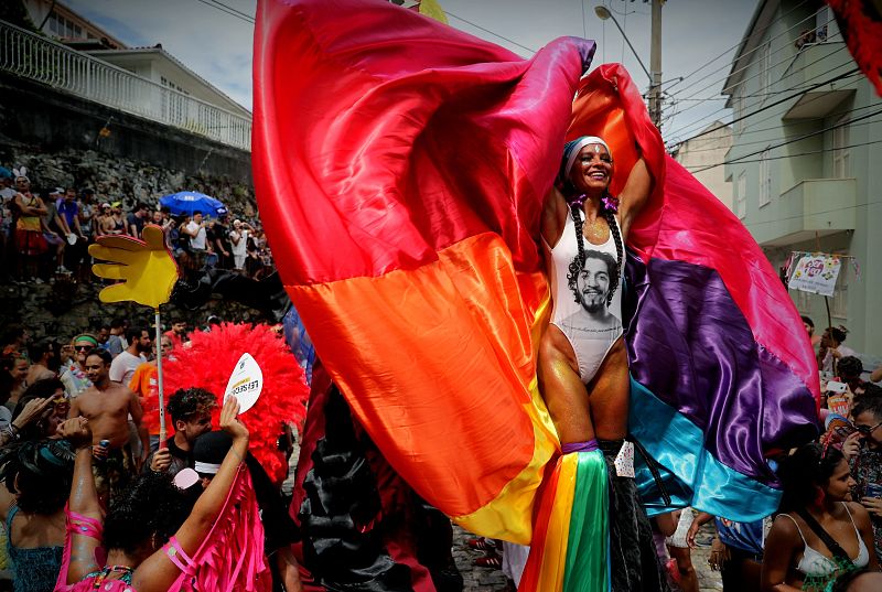 Integrantes de la comparsa Carmelitas desfilan en el turístico barrio de Santa Teresa, en el centro de Río de Janeiro