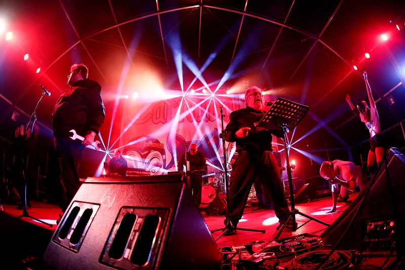 Aviador Dro y sus obreros especializados protagonizan el inicio del carnaval con su pregón y su actuación en el madrileño Parque de Berlín