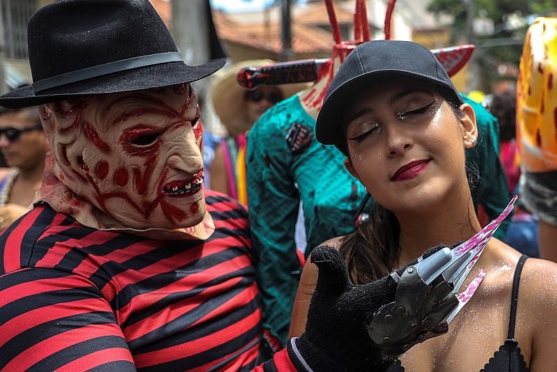 Integrantes de la comparsa Carmelitas desfilan en el turístico barrio de Santa Teresa, en el centro de Río de Janeiro