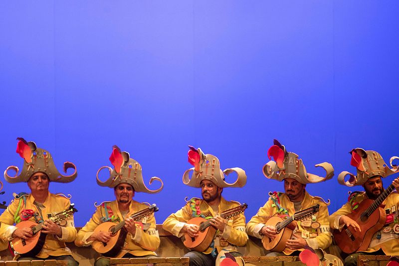 El coro El Batallitas durante su actuación en la final del Concurso Oficial de Agrupaciones Carnavalescas (COAC) en el Gran Teatro Falla, en Cádiz