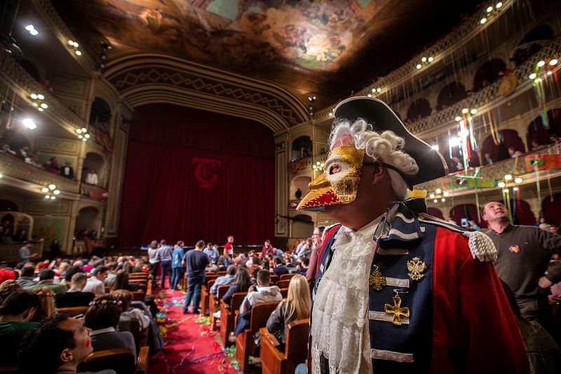 Aspecto del Gran Teatro Falla momentos antes de que comience la final del Concurso Oficial del Agrupaciones Carnavalescas (COAC)