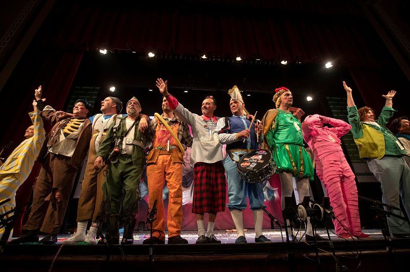 La chirigota del Love y el Cabra durante su actuación antes de que comience la final del Concurso Oficial de Agrupaciones Carnavalescas (COAC) en el Gran Teatro Falla