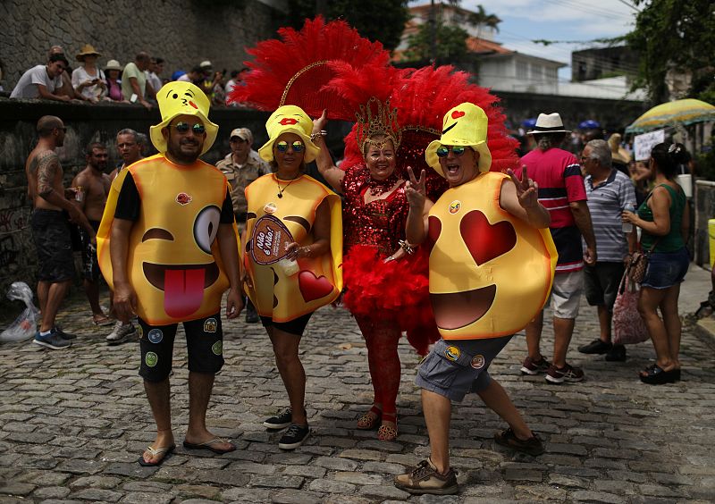 Integrantes de la comparsa Carmelitas desfilan en el turístico barrio de Santa Teresa, en el centro de Río de Janeiro