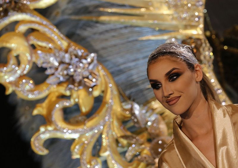 Una de las candidatas a reina del carnaval de Las Palmas de Gran Canaria, dedicado este año a 'Una noche en Río', espera entre bastidores a que de comienzo la gala