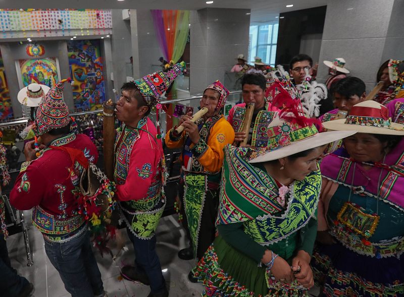 Indígenas bolivianos celebran por primera vez los ritos andinos por el inicio del carnaval en la Casa Grande del Pueblo, sede del Ejecutivo de Bolivia, en La Paz