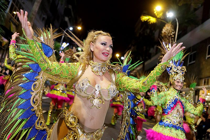 La presentadora de televisión Marlène Mourreau desfila en la cabalgata anunciadora del carnaval