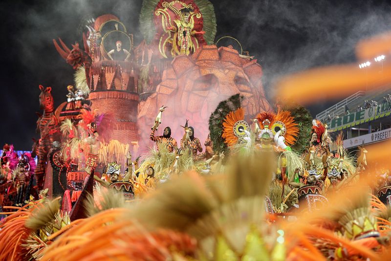 Integrantes de la escuela de samba del grupo especial Colorado do Brás desfilan en la celebración del carnaval en el sambódromo de Anhembí en Sao Paulo