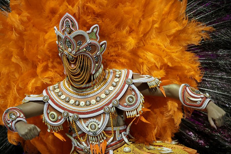 Un integrante de la escuela de samba del grupo especial Colorado do Brás desfila en la celebración del carnaval en el sambódromo de Anhembí en Sao Paulo
