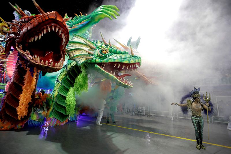 Integrantes de la escuela de samba del grupo especial Colorado do Brás desfilan en la celebración del carnaval en el sambódromo de Anhembí en Sao Paulo