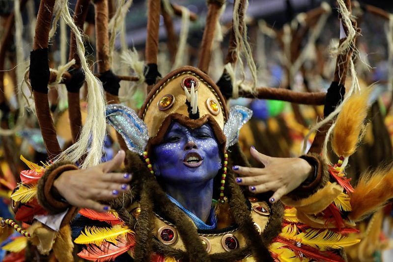 Integrantes de la escuela de samba del Grupo Especial Império da Casa Verde en la celebración del carnaval en el sambódromo de Anhembí en Sao Paulo