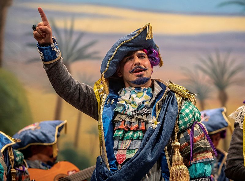 La comparsa "El marqués de Cádiz" durante su actuación en el Gran Teatro Falla durante la final del Concurso Oficial del Agrupaciones Carnavalescas (COAC)