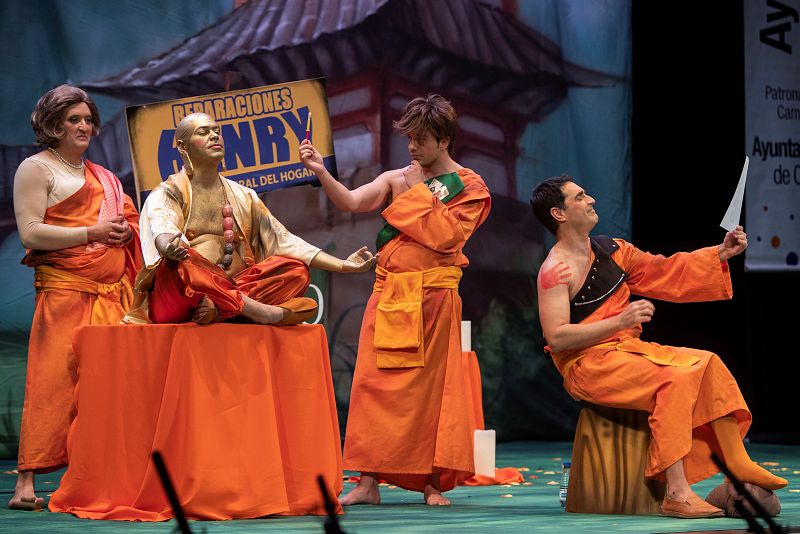 El cuarteto "Este año nos retiramos" durante su actuación en el Gran Teatro Falla durante la final del Concurso Oficial del Agrupaciones Carnavalescas (COAC)