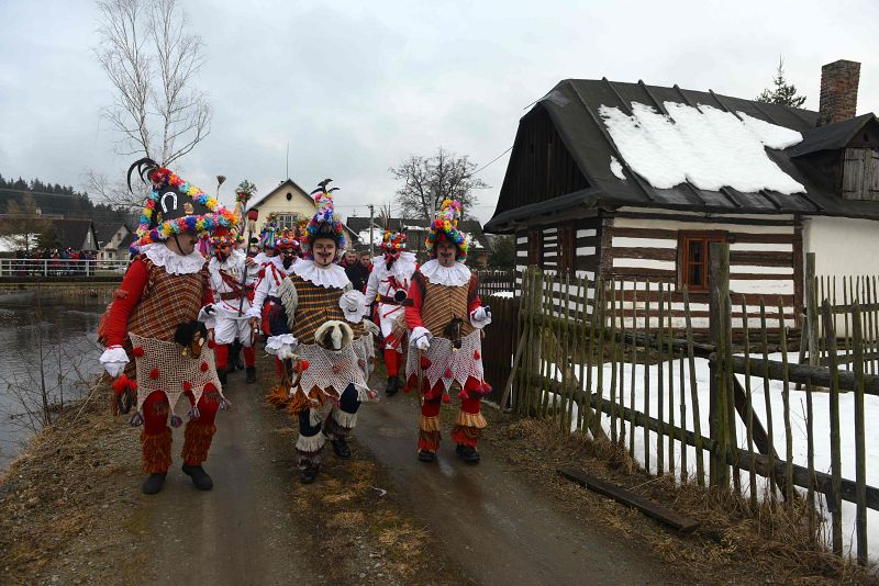 Un grupo de hombres vestidos con los trajes tradicionales desfilan en la localidad de Vortová