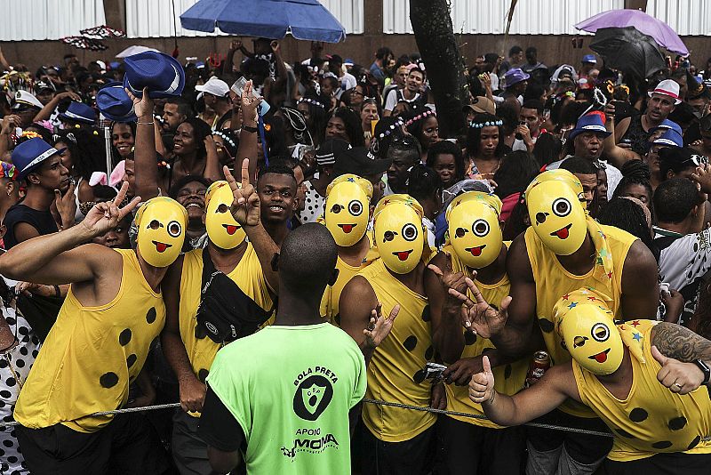 Asistentes de la comparsa 'Cordão do Bola Preta' durante el primer día del carnaval en Río