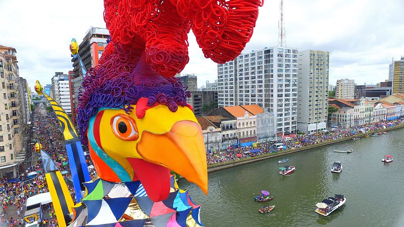 Vista general durante el desfile del bloque 'Gallo da Madrugada' en la inauguración del carnaval