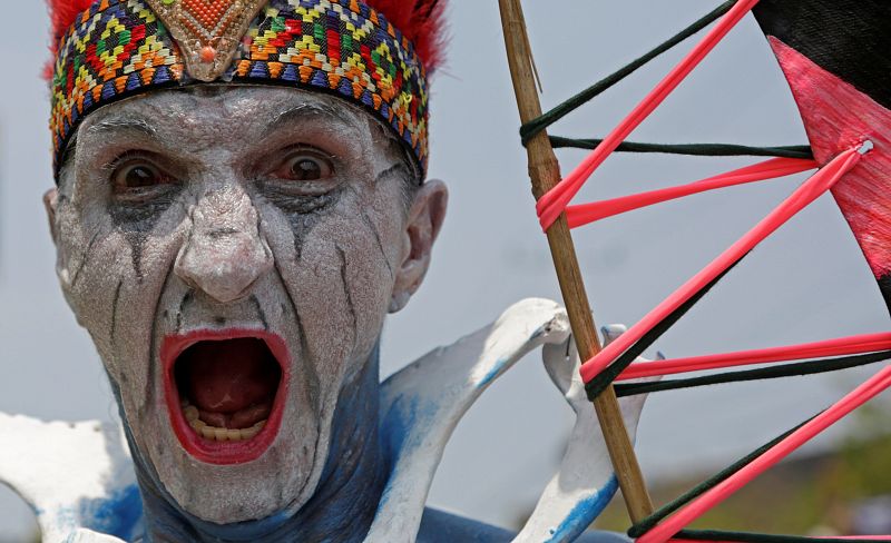 Un integrante de una comparsa participa en el desfile de la Batalla de Flores