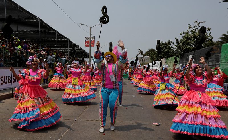 Integrantes de una comparsa participan en el desfile de la Batalla de Flores, que da inicio al Carnaval de Barranquilla