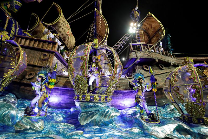 Integrantes de la escuela de samba del Grupo Especial Águia de Ouro desfilan en el sambódromo de Anhembí, en Sao Paulo