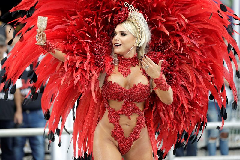 Integrantes de la escuela de samba del Grupo Especial Gaviões da Fiel en el sambódromo de Anhembí en Sao Paulo