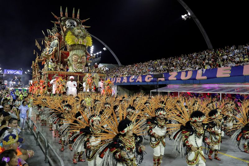 Integrantes de la escuela de samba del Grupo Especial Águia de Ouro desfilan en el sambódromo de Anhembí, en Sao Paulo