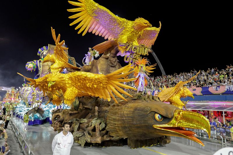 Integrantes de la escuela de samba del Grupo Especial Águia de Ouro desfilan en el sambódromo de Anhembí, en Sao Paulo